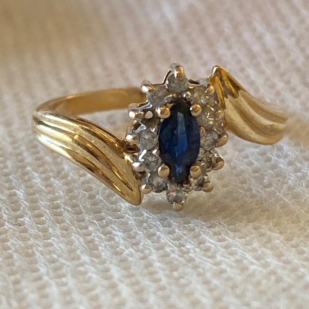 14KT yellow gold, real sapphire and diamonds ring